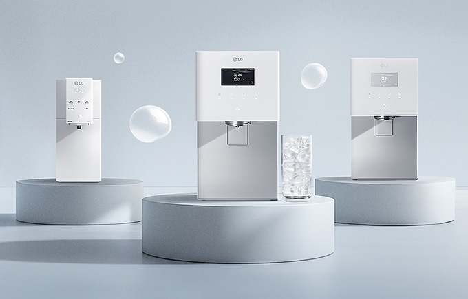 차분한 배경에 LG 퓨리케어 정수기 세 대가 각각의 원형 단상 위에 놓여 있고, 유리컵에 담긴 얼음과 물방울이 청량하고 깨끗한 느낌을 더하는 이미지입니다